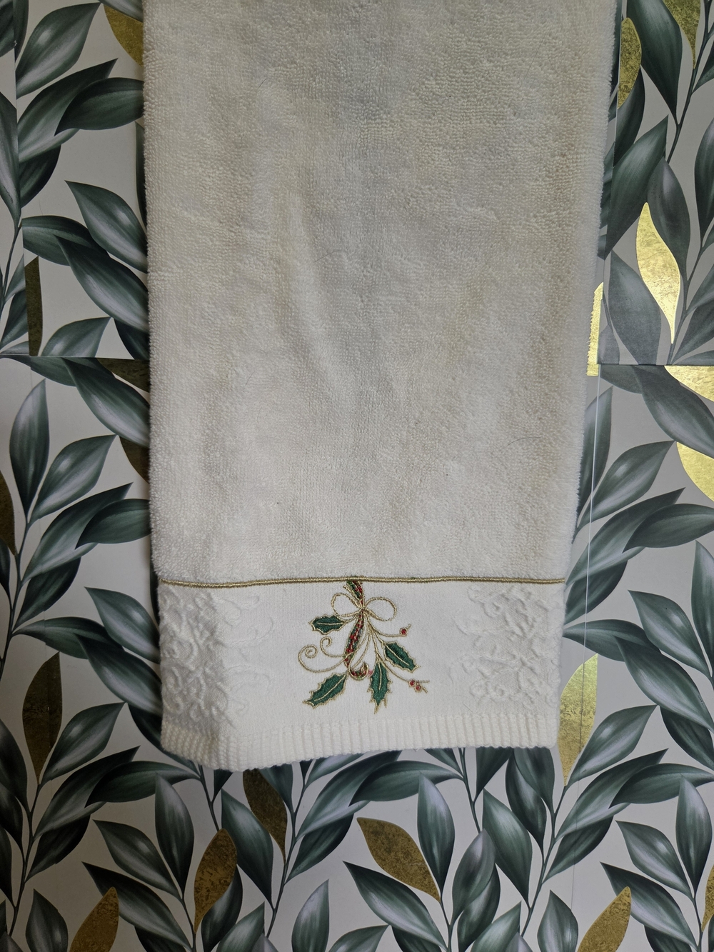 NWT Lenox Ribbon & Holly Embroidered Christmas Hand Towel Ivory 15.5x27.5"